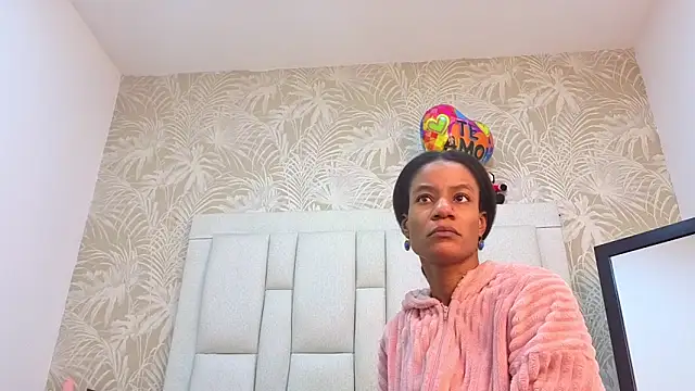 dafnnelewis online show from February 5, 11:15 am