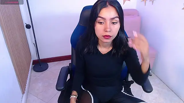 Snapshot of julieta_fn chatting on May 13, 2:47 pm julieta fn online show from May 13, 2:47 pm