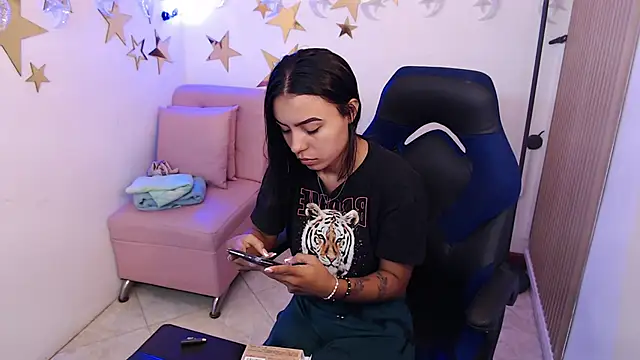 Snapshot of julieta_fn chatting on June 18, 1:48 pm julieta fn online show from June 18, 1:48 pm