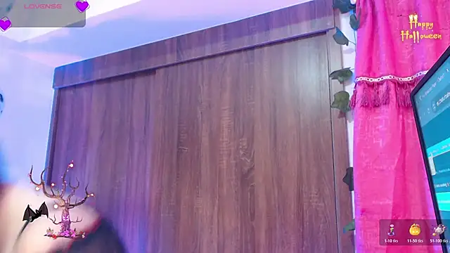 Snapshot of alaia_sweetxxx chatting on October 29, 1:30 am alaia sweetxxx online show from October 29, 1:30 am