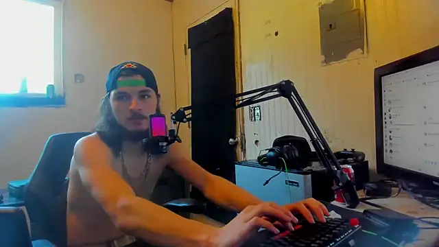 nuttyking2022 online show from February 4, 9:10 pm