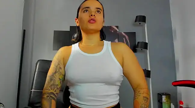 Snapshot of karlyjons12 chatting on February 25, 4:42 pm karlyjons12 online show from February 25, 4:42 pm