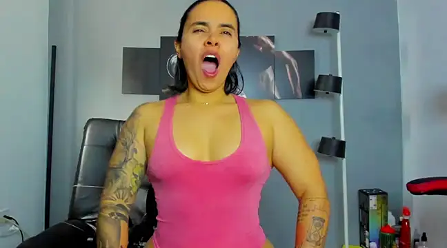 Snapshot of karlyjons12 chatting on March 3, 1:31 pm karlyjons12 online show from March 3, 1:31 pm