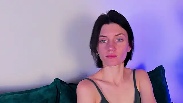 Snapshot of roxy_riot_ chatting on February 8, 7:59 am roxy riot online show from February 8, 7:59 am