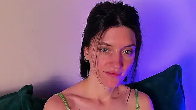 Snapshot of roxy_riot_ chatting on February 9, 7:49 am roxy riot online show from February 9, 7:49 am