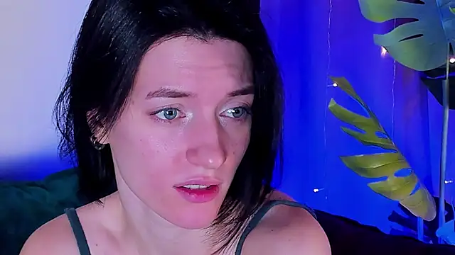 Snapshot of roxy_riot_ chatting on February 10, 4:41 am roxy riot online show from February 10, 4:41 am