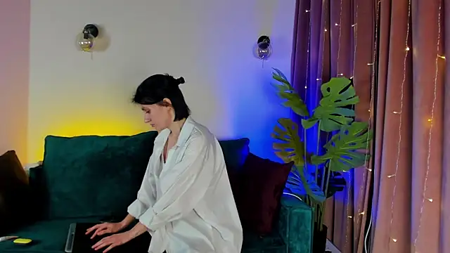 Snapshot of roxy_riot_ chatting on February 15, 1:21 am roxy riot online show from February 15, 1:21 am