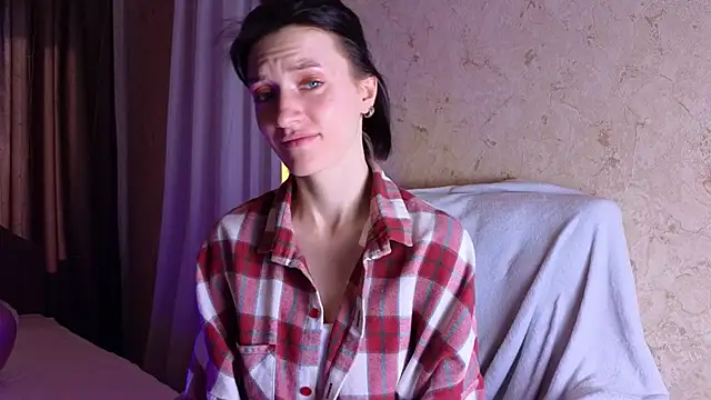 Snapshot of roxy_riot_ chatting on February 17, 7:37 am roxy riot online show from February 17, 7:37 am