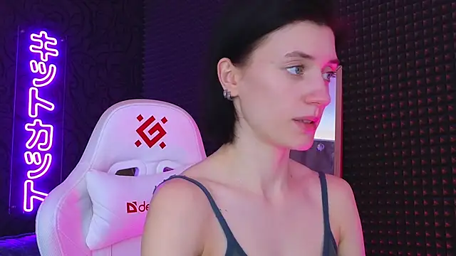 Snapshot of roxy_riot_ chatting on March 7, 7:41 am roxy riot online show from March 7, 7:41 am