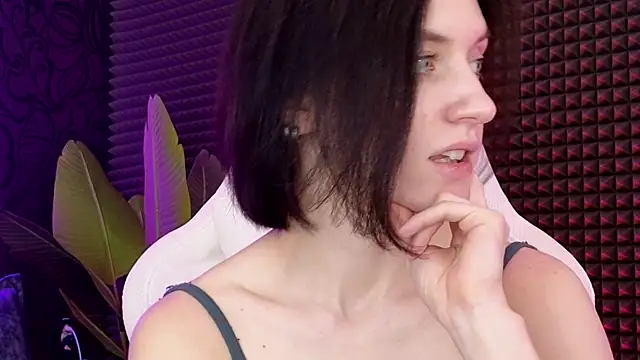 Snapshot of roxy_riot_ chatting on March 10, 7:32 am roxy riot online show from March 10, 7:32 am