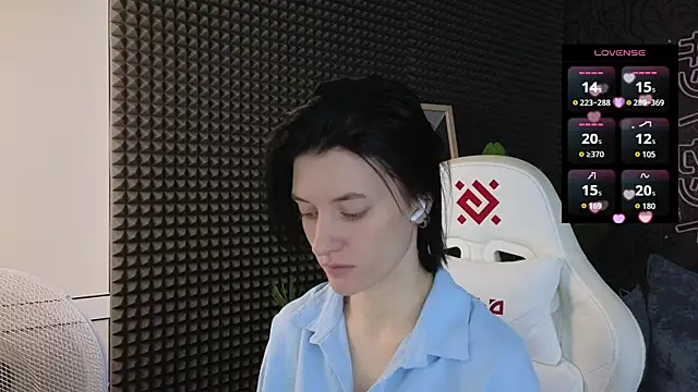 Snapshot of roxy_riot_ chatting on December 14, 3:01 am roxy riot online show from December 14, 3:01 am