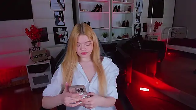 Snapshot of AdeleCartier chatting on February 13, 1:19 am AdeleCartier online show from February 13, 1:19 am