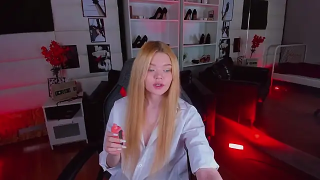 Snapshot of AdeleCartier chatting on February 13, 4:22 am AdeleCartier online show from February 13, 4:22 am