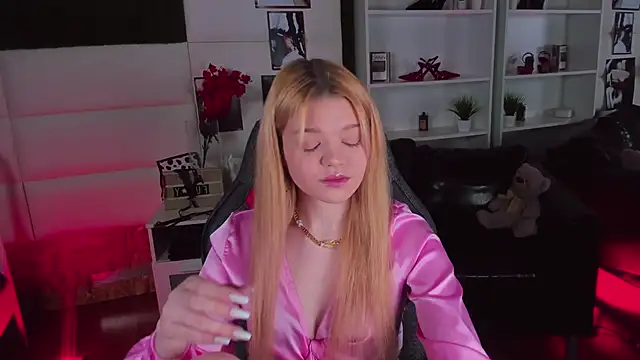 Snapshot of AdeleCartier chatting on February 25, 5:41 am AdeleCartier online show from February 25, 5:41 am