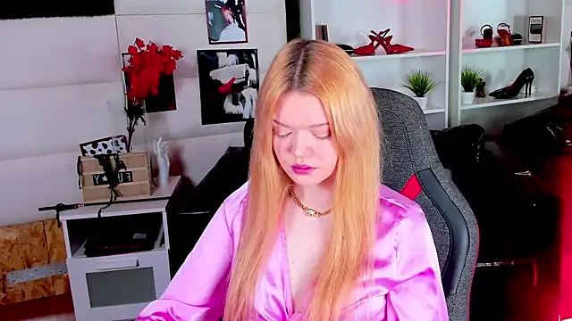 Snapshot of AdeleCartier chatting on February 27, 12:21 am AdeleCartier online show from February 27, 12:21 am