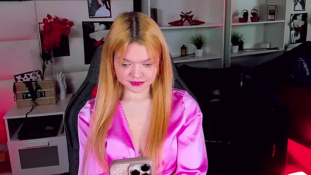 Snapshot of AdeleCartier chatting on February 28, 12:43 am AdeleCartier online show from February 28, 12:43 am