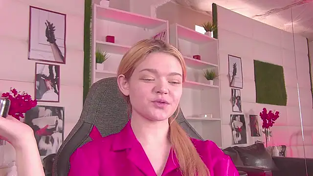 Snapshot of AdeleCartier chatting on March 4, 5:53 am AdeleCartier online show from March 4, 5:53 am