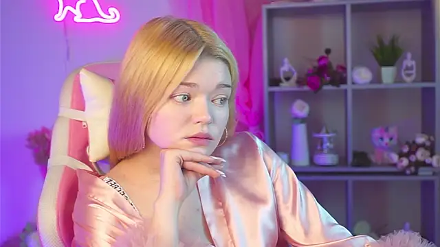 Snapshot of AdeleCartier chatting on March 23, 4:05 am AdeleCartier online show from March 23, 4:05 am