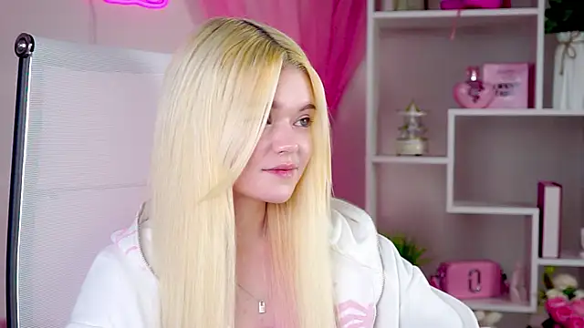 Snapshot of AdeleCartier chatting on April 16, 12:55 am AdeleCartier online show from April 16, 12:55 am