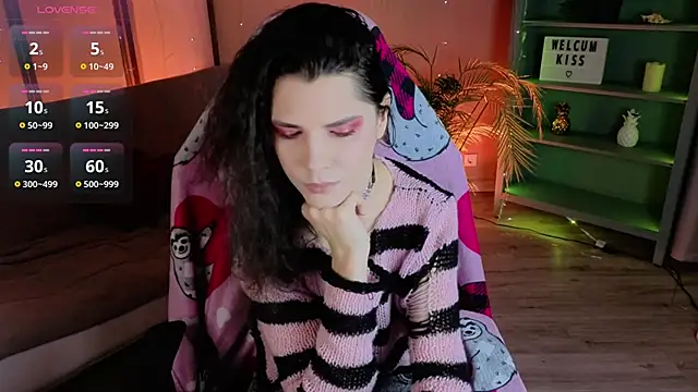 Snapshot of DamienLake chatting on February 12, 8:59 pm DamienLake online show from February 12, 8:59 pm