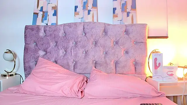 Skye Moore online show from September 16, 7:37 pm