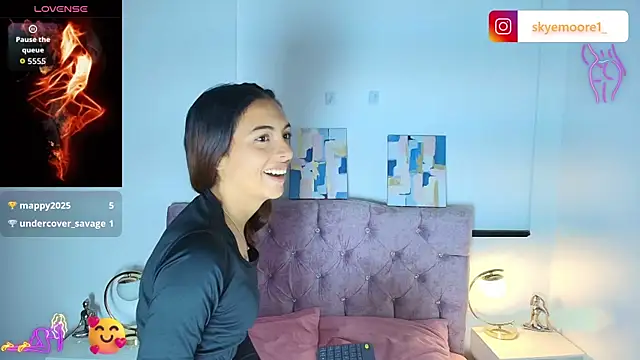 Skye Moore online show from September 26, 11:58 am