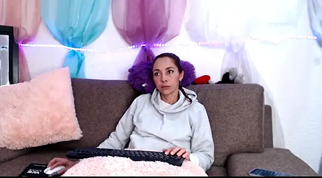 Snapshot of alisonandree chatting on February 17, 5:21 pm alisonandree online show from February 17, 5:21 pm