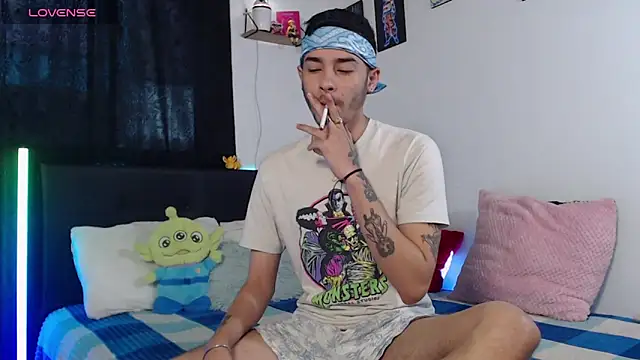 Snapshot of kyle_clint07 chatting on January 11, 4:45 pm kyle clint07 online show from January 11, 4:45 pm