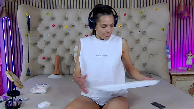 Snapshot of PlayfulShow chatting on May 6, 9:36 am PlayfulShow online show from May 6, 9:36 am