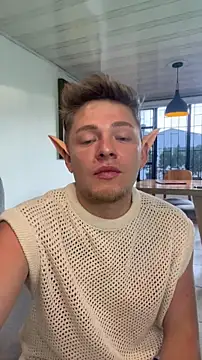 Snapshot of Angel_Montiell chatting on October 31, 10:11 pm Angel Montiell online show from October 31, 10:11 pm