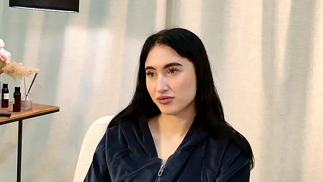 LynnaHandley online show from February 7, 12:50 pm