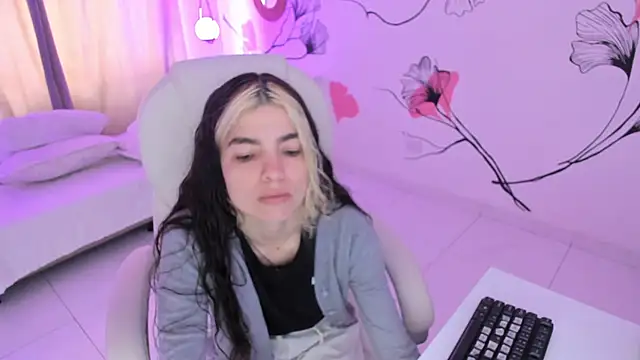 Isabela Fiorelli online show from September 15, 1:33 pm