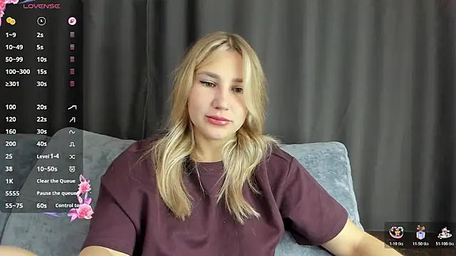 Snapshot of And1sa chatting on October 21, 8:37 am And1sa online show from October 21, 8:37 am