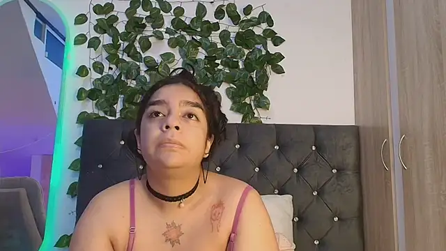 lauravince online show from June 17, 12:02 am