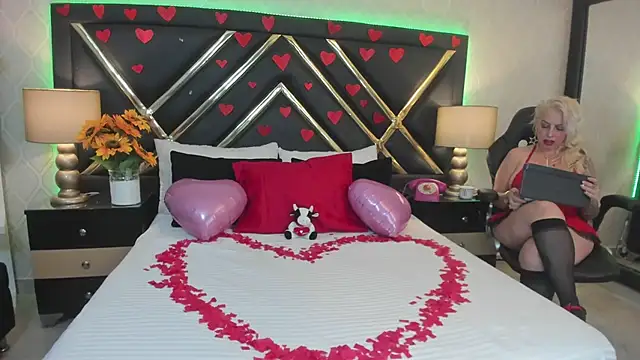 Snapshot of SophieWinsloow chatting on February 14, 12:57 pm SophieWinsloow online show from February 14, 12:57 pm