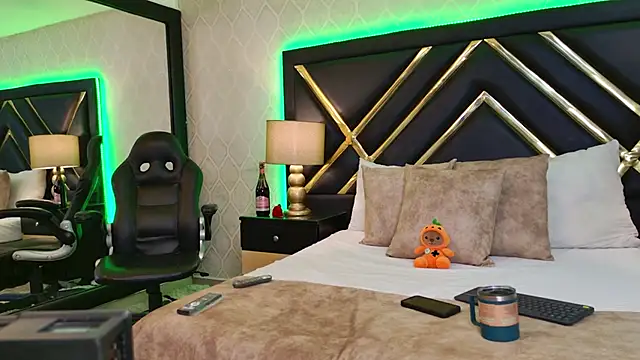 Snapshot of SophieWinsloow chatting on October 22, 1:33 pm SophieWinsloow online show from October 22, 1:33 pm