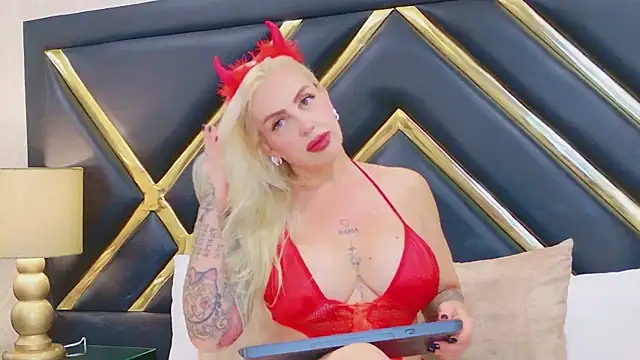 SophieWinsloow online show from April 29, 1:04 pm