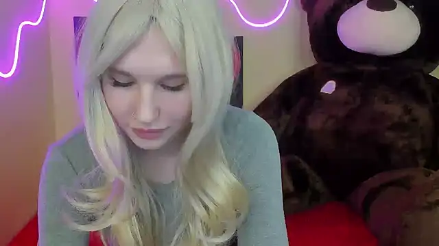 Snapshot of EvelinaLuu chatting on February 21, 1:11 am EvelinaLuu online show from February 21, 1:11 am