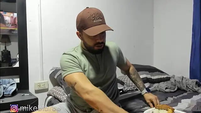 Snapshot of mikeblaree chatting on November 3, 4:30 pm mikeblaree online show from November 3, 4:30 pm