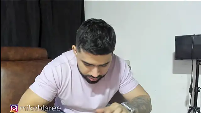 Snapshot of mikeblaree chatting on November 17, 4:57 pm mikeblaree online show from November 17, 4:57 pm