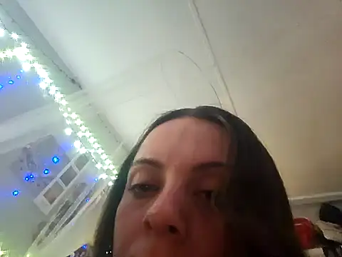 Snapshot of ShysluutGia chatting on February 8, 11:33 am ShysluutGia online show from February 8, 11:33 am