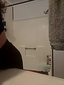 Snapshot of ShysluutGia chatting on February 14, 6:12 am ShysluutGia online show from February 14, 6:12 am