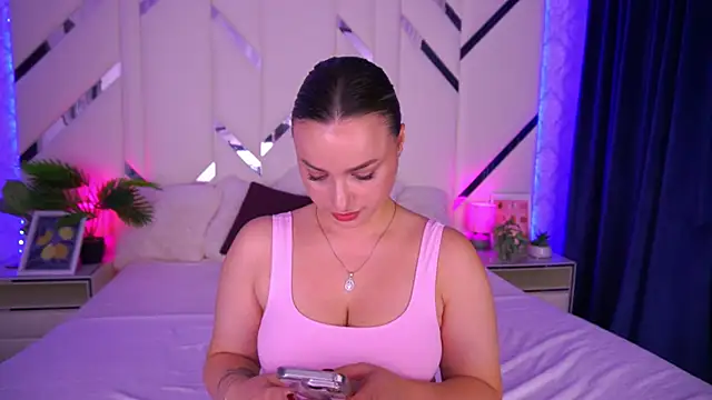 Snapshot of LindsieGreyy chatting on October 5, 7:07 am LindsieGreyy online show from October 5, 7:07 am