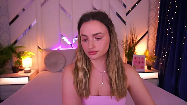 LindsieGreyy online show from February 12, 9:04 am