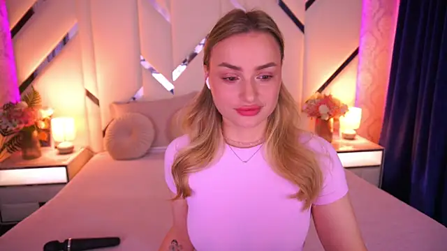 LindsieGreyy online show from May 3, 6:30 am
