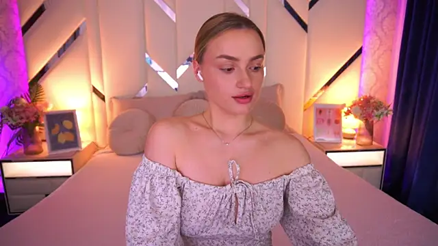 Snapshot of LindsieGreyy chatting on May 13, 12:57 pm LindsieGreyy online show from May 13, 12:57 pm
