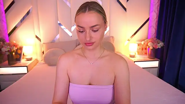 Snapshot of LindsieGreyy chatting on June 8, 6:25 am LindsieGreyy online show from June 8, 6:25 am