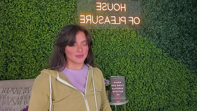 emmiily z online show from February 11, 8:10 pm