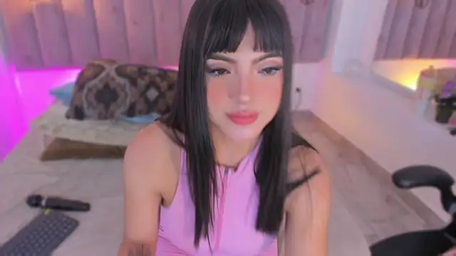Snapshot of emmiily_z chatting on July 16, 8:15 pm emmiily z online show from July 16, 8:15 pm