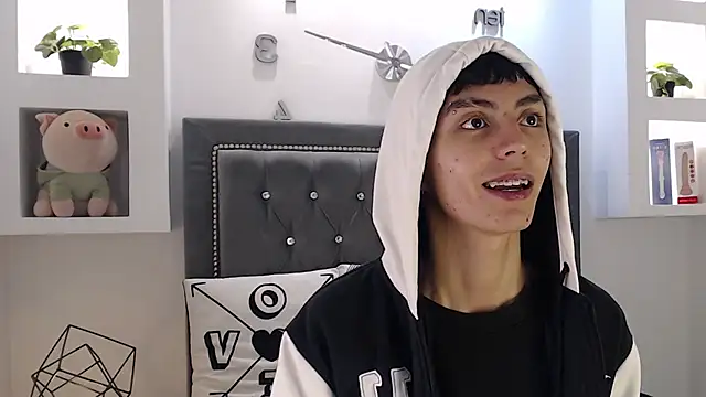 MaikyCooper online show from March 18, 5:52 am